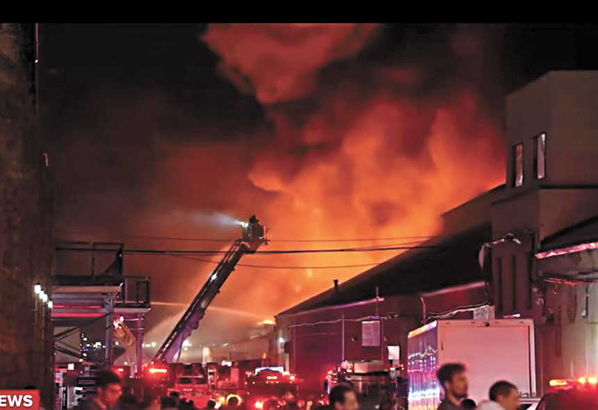 日落公園工業區五級大火火勢驚人。