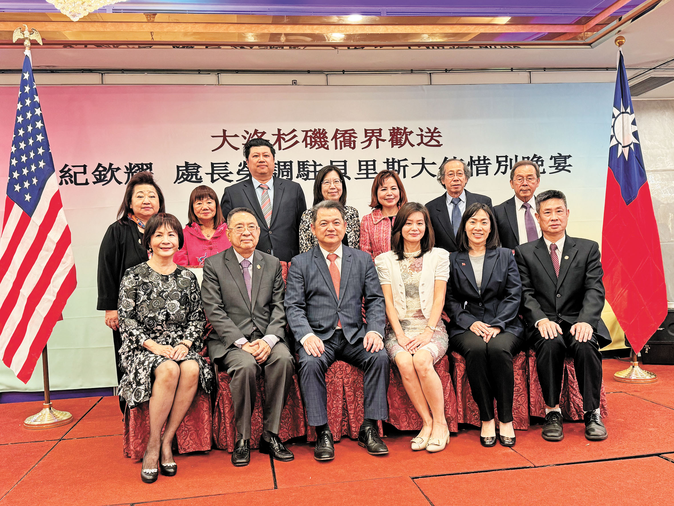 紀欽耀伉儷（前排中）與嘉賓合影。記者陸新攝