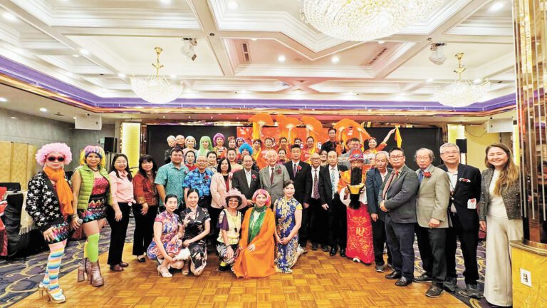 嘉賓與表演團體大合照。記者陸新攝