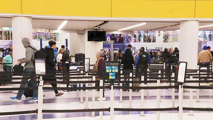 洛杉磯國際機場尚未出現安檢排長隊的情況。KTLA