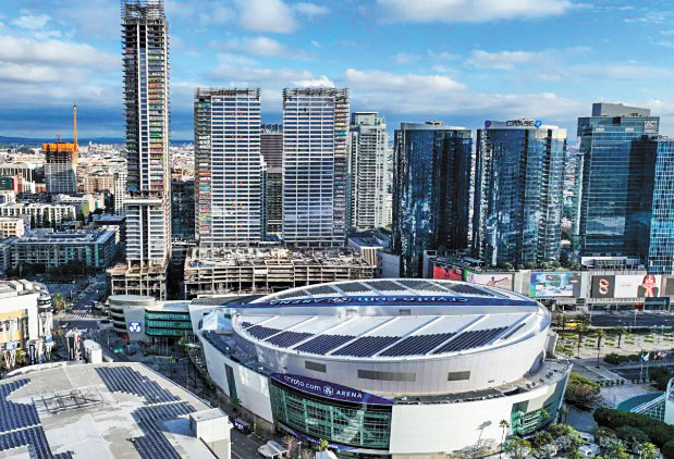 日前Crypto.com Arena附近一棟公寓大樓發生暴力事件，警方宣布加強警力。 洛杉磯時報