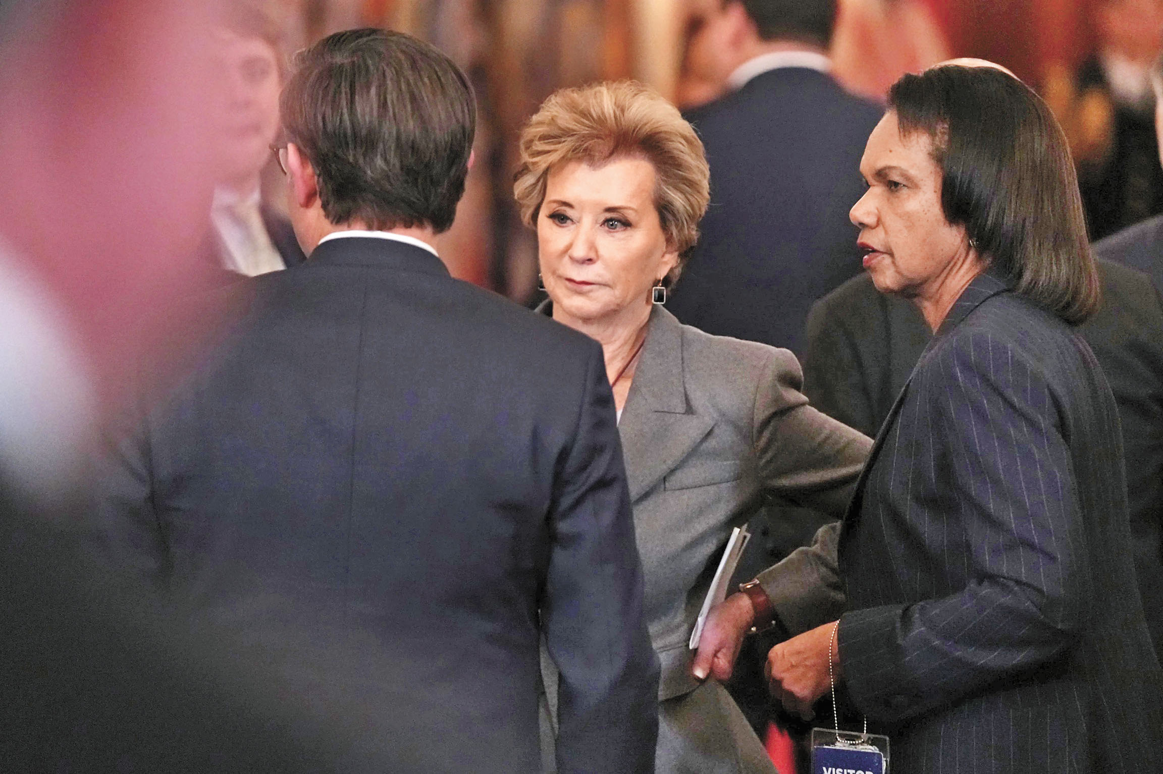 教育部長麥克馬洪（圖中）因為17個民主黨執政州總檢察長提起訴訟，再度站在風口浪尖。美聯社