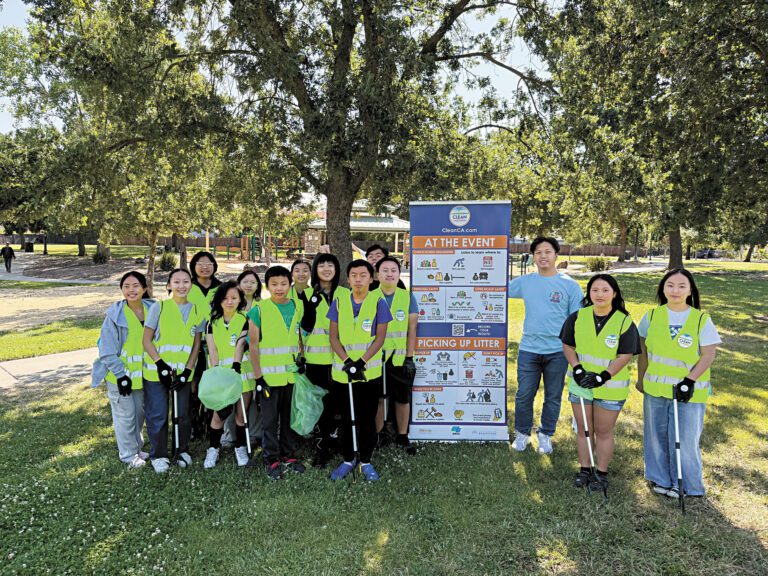 北沙加緬度「苗族青少年與家長聯合會」。Clean California