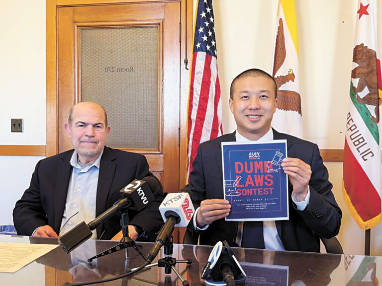 第四區市參事王兆倫（右）宣布推出「愚蠢法規」徵集活動，邀請市民提交過時或不合理的城市法規。市長辦公室提供