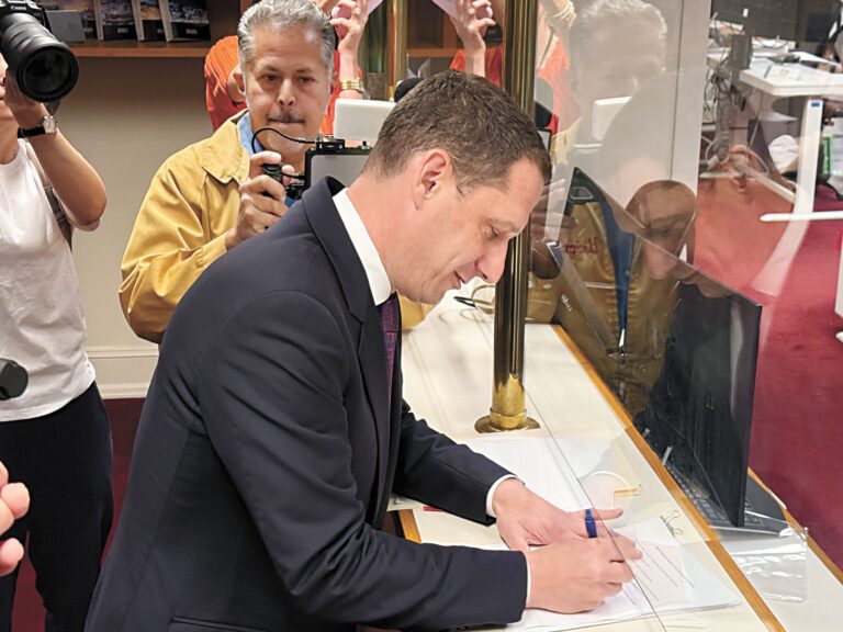 羅偉在市選務局簽署文件，正式啟動三項憲章改革提案的簽名收集程序。記者陳程威攝