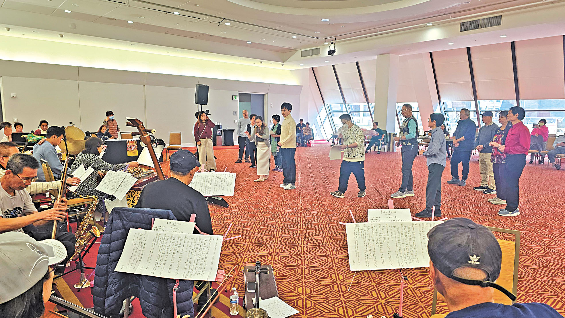 梁振文與梁芷琪（圖中央）彩排。  記者黃偉江攝