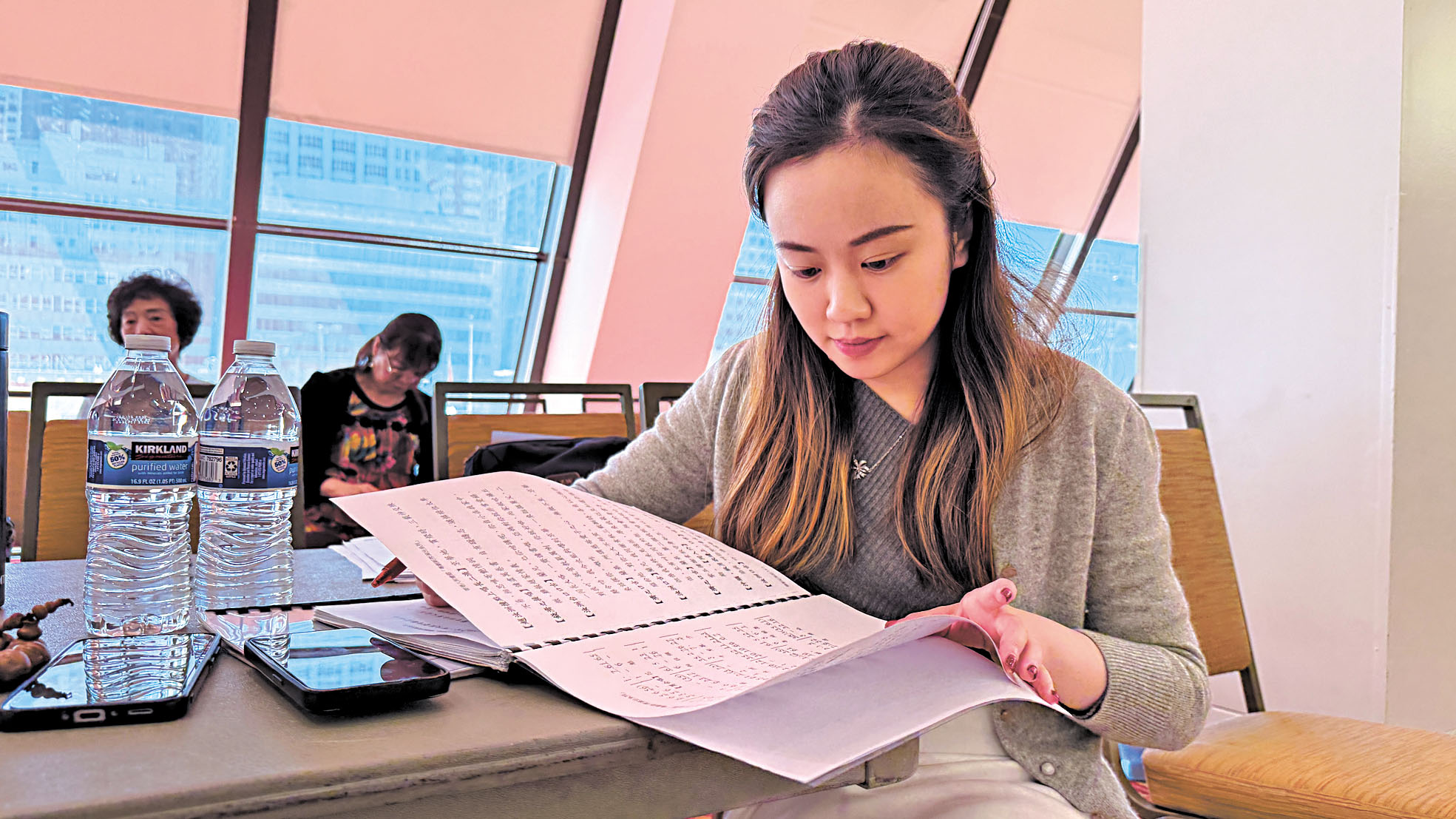 梁芷琪一絲不苟的熟讀每句台詞及動作。記者黃偉江攝