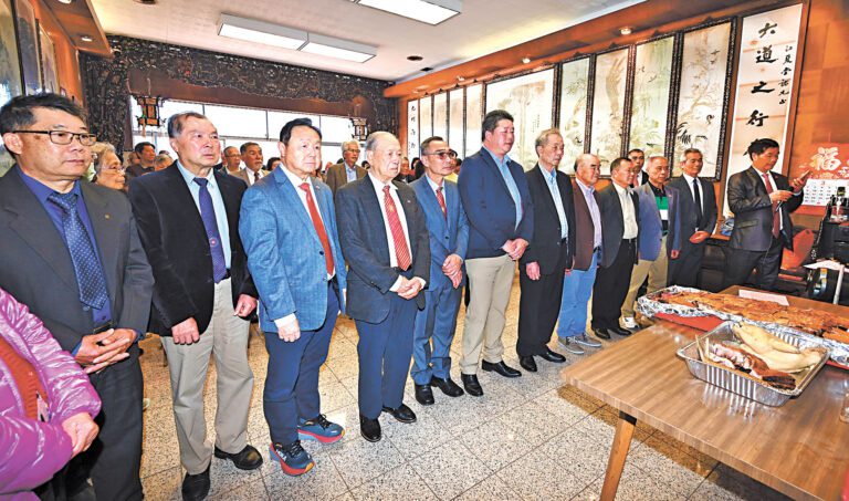 祭祖典禮在莊嚴肅穆的氣氛中展開，黃氏首長依序上香，行禮致敬。馬紅兵攝