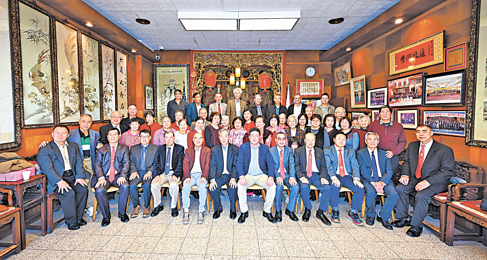 黃氏總會及分會首長、職員在禮堂大合影。馬紅兵攝