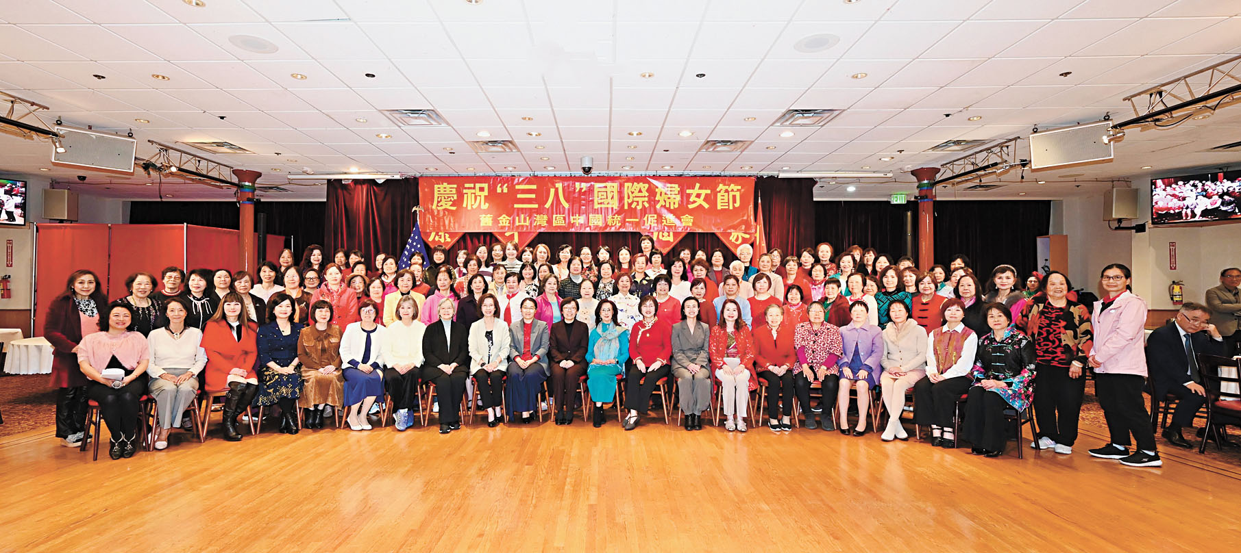 中領館副總領事曹軼彬 領事林淑珍與出席晚宴的婦女精英大合影。馬紅兵攝