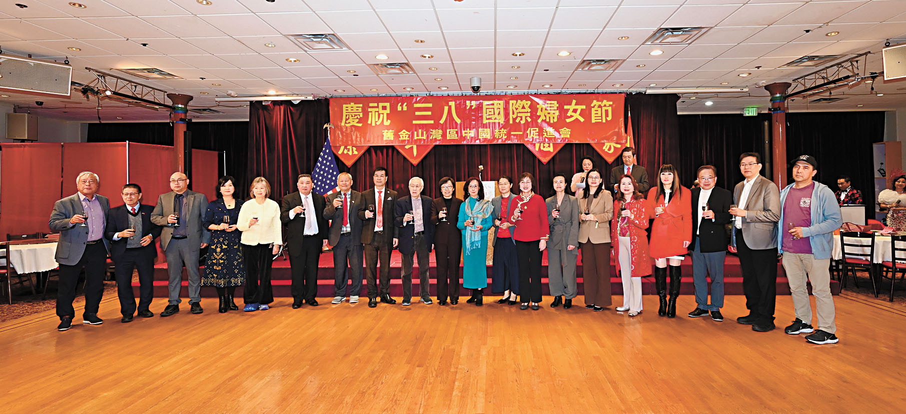 中領館官員與統一促進會首長及嘉賓共同敬酒。馬紅兵攝