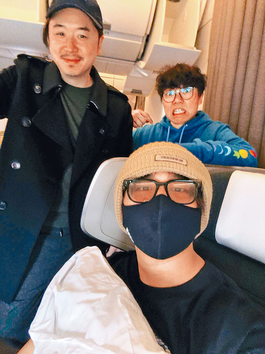 姜濤分享自己與監製在機艙合照。