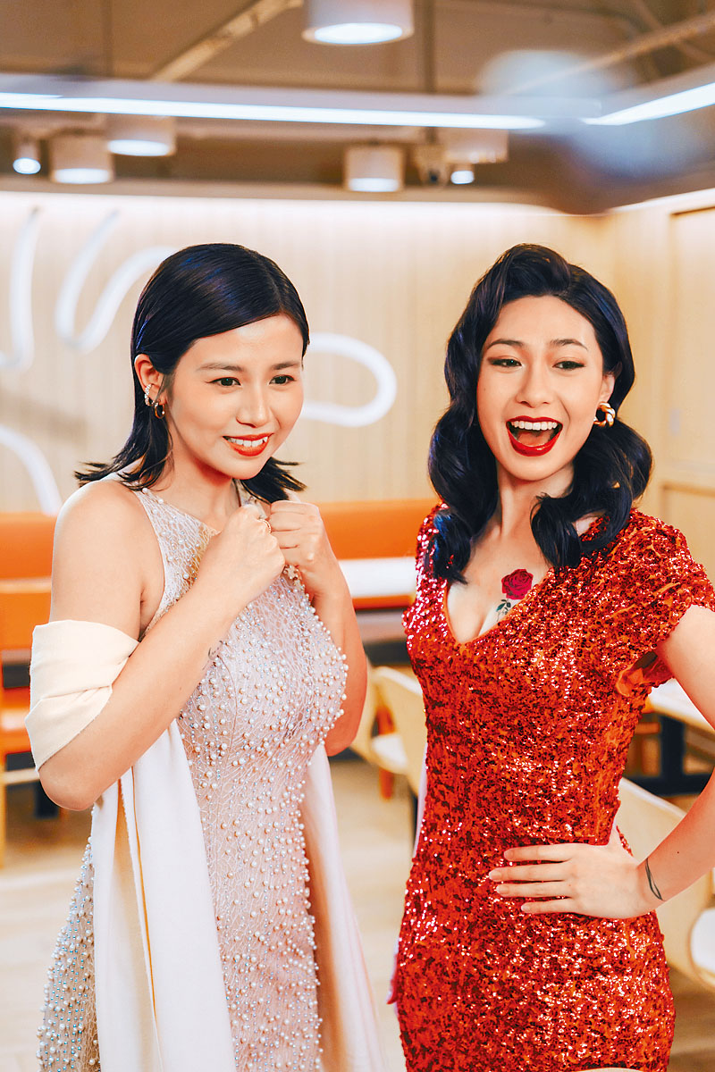 蔡蕙琪（右）與楊偲泳再度化身性感女公關去「見工」。