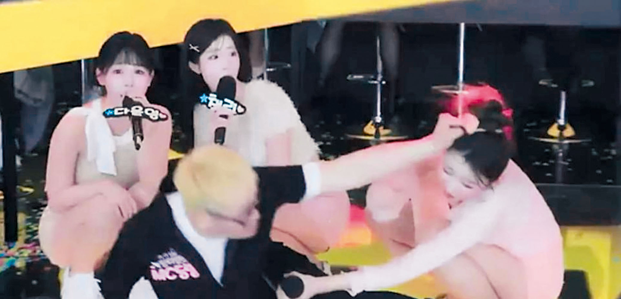 原來直播主A女重提當年醉駕事件，令他怒極一手抓住對方的頭髮。