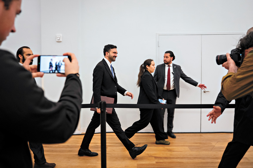 馬姆達尼親赴布朗士聽證會，了解租客在不法房東手下遭遇的種種困境。 Vincent Alban/紐約時報