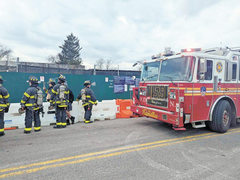 煤氣洩漏事故發生後消防局到場調查。