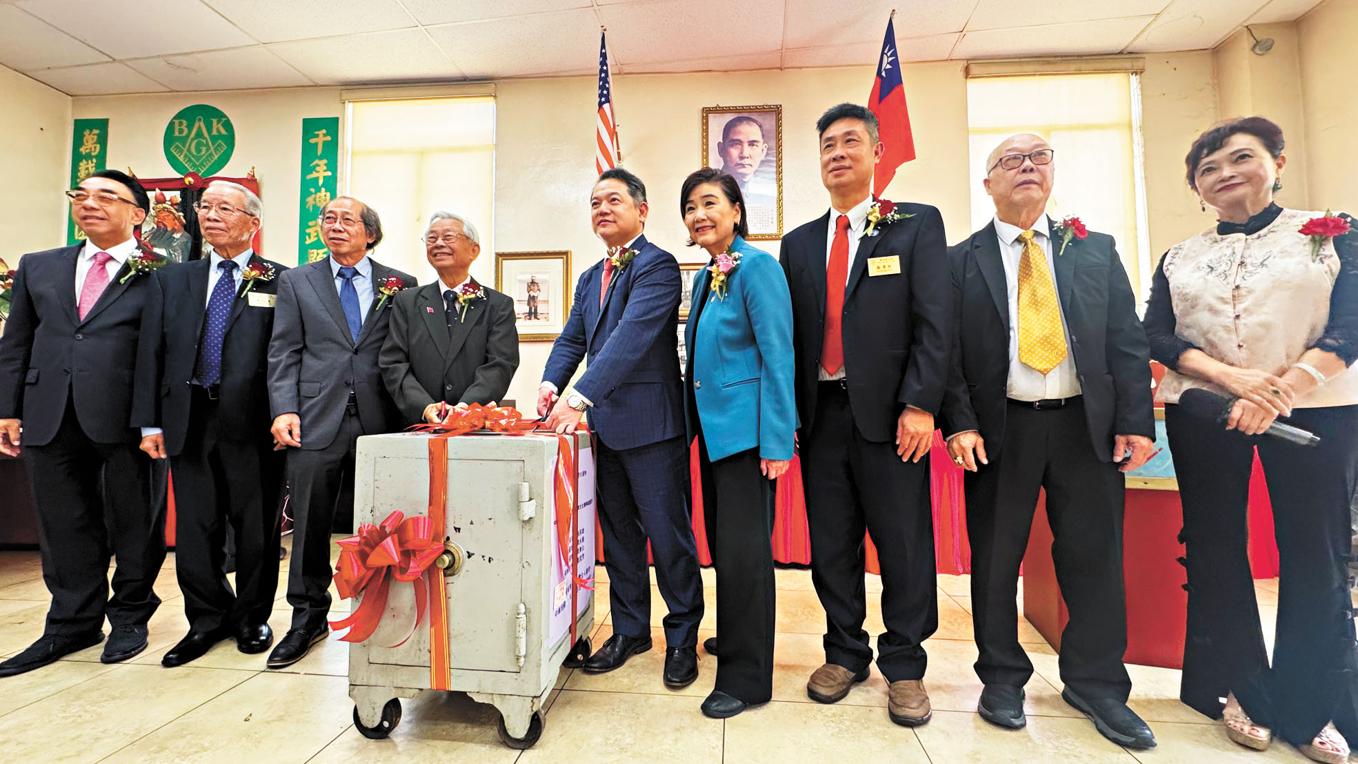 嘉賓與民選官員共同剪綵。記者陸新攝