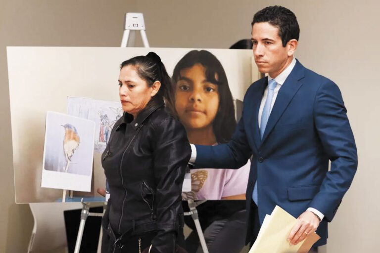 女童母親桑切斯在律師陪同下出席新聞發布會。洛杉磯時報