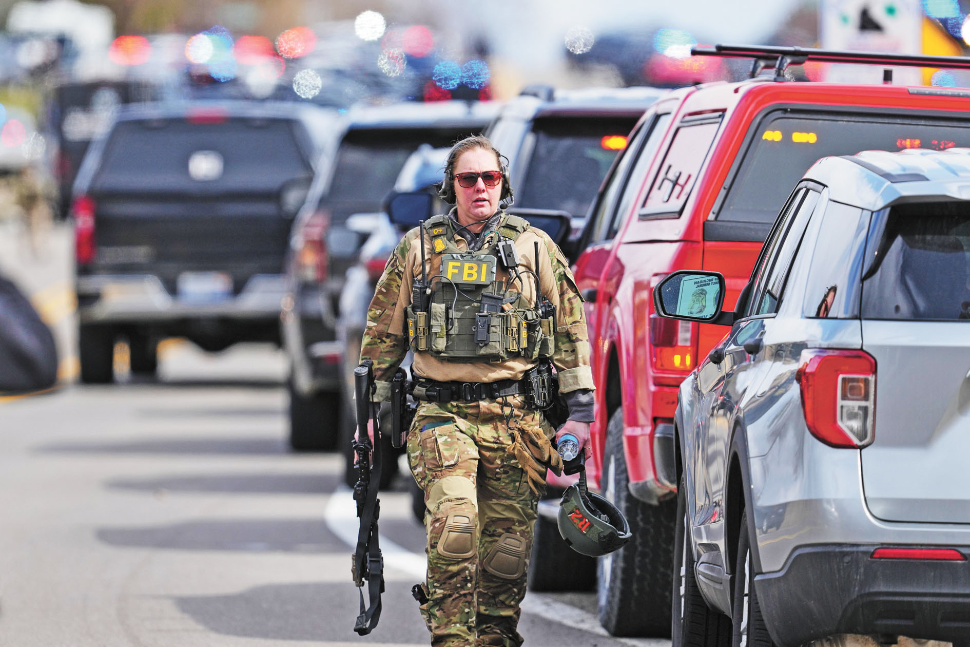 FBI等大批執法人員趕到案發現場。美聯社