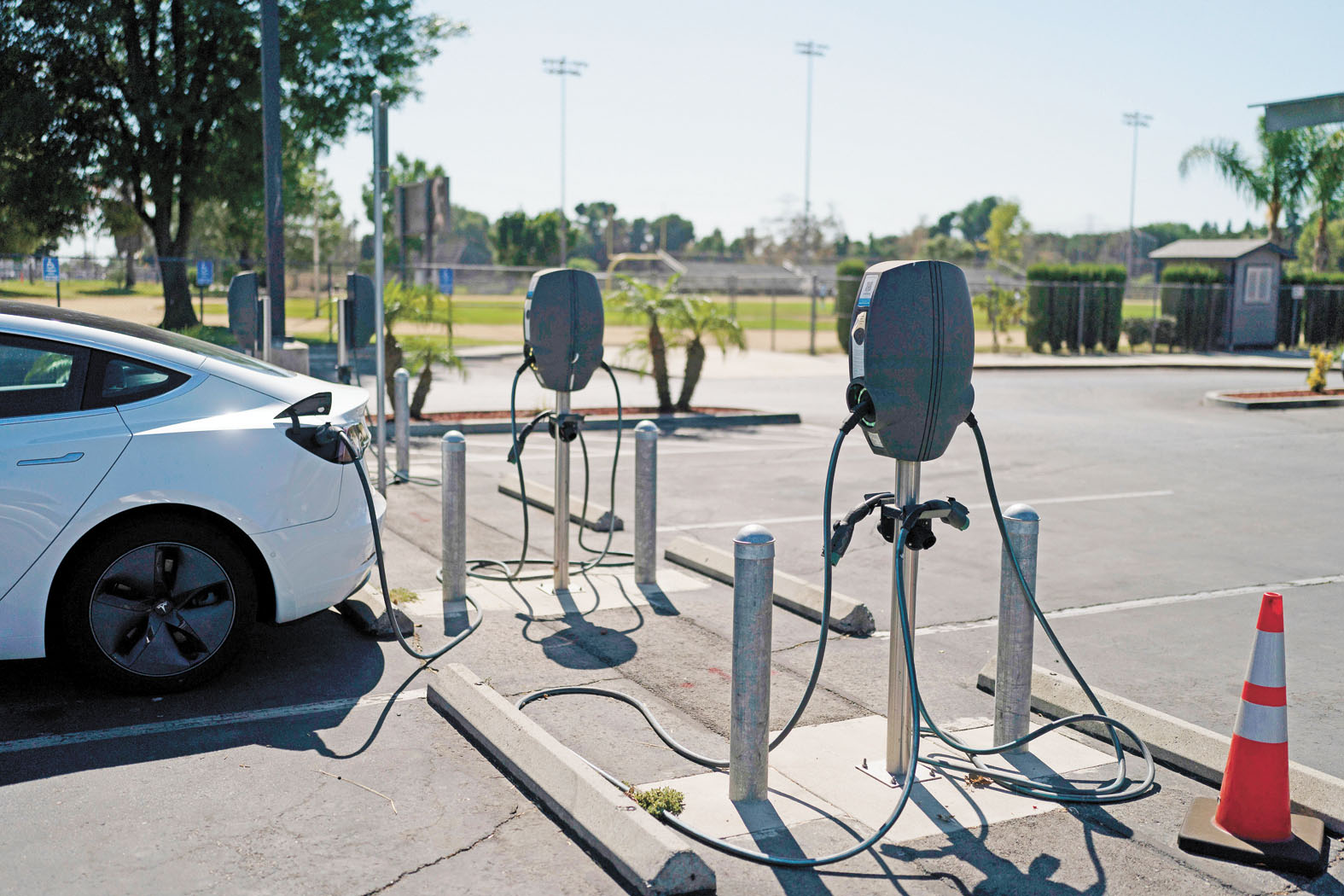 聯邦政府指控加州無權實施排放規則，被指阻撓加州電動車政策。美聯社資料圖