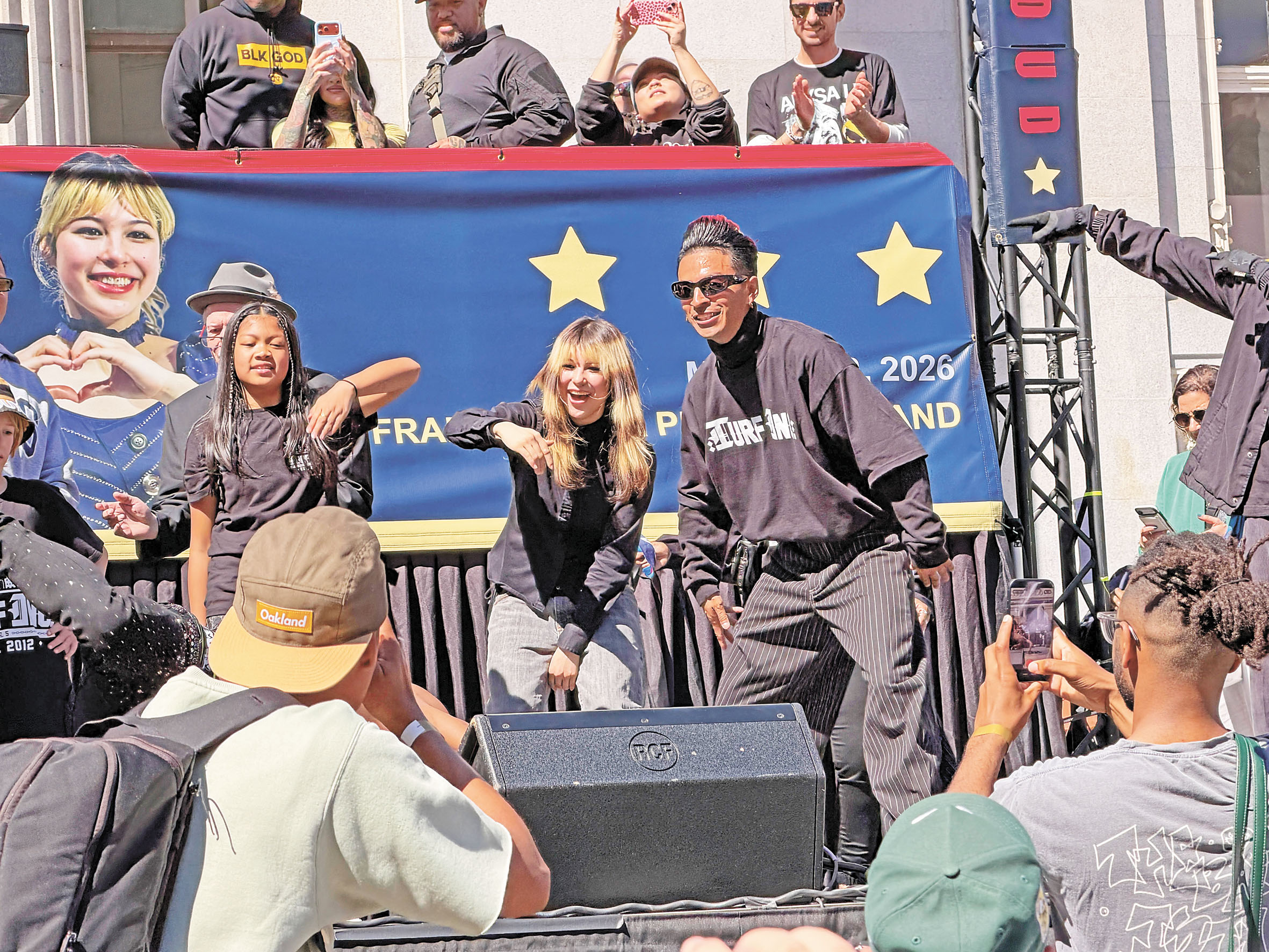 劉美賢在屋崙市政廳前慶祝活動上與舞者同台互動。記者蘇婕雅攝