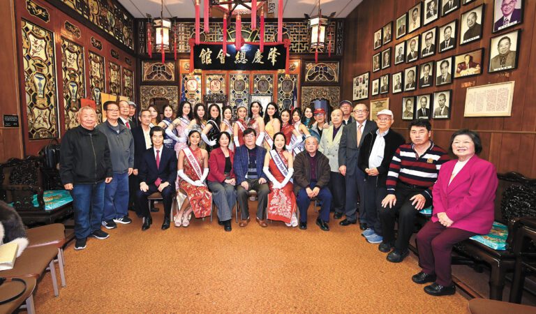 肇慶總會館首長與中華總商會會長、全美華埠小姐眾佳麗在禮堂合影。馬紅兵攝