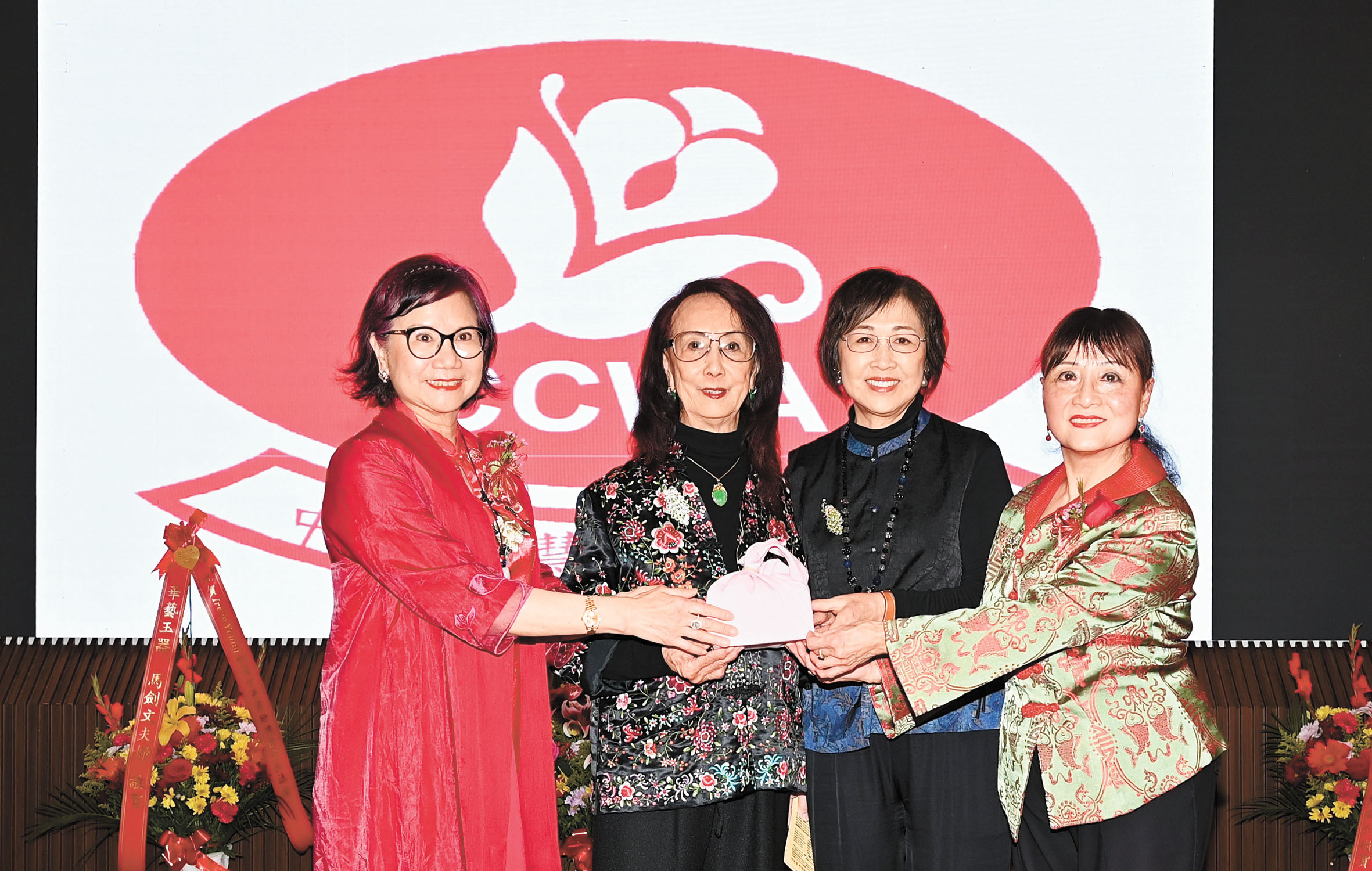 法律顧問郭麗蓮、鄧孟詩主持監交，新任會長楊鄭玉英與滿任會長張曉春順利交接。馬紅兵攝