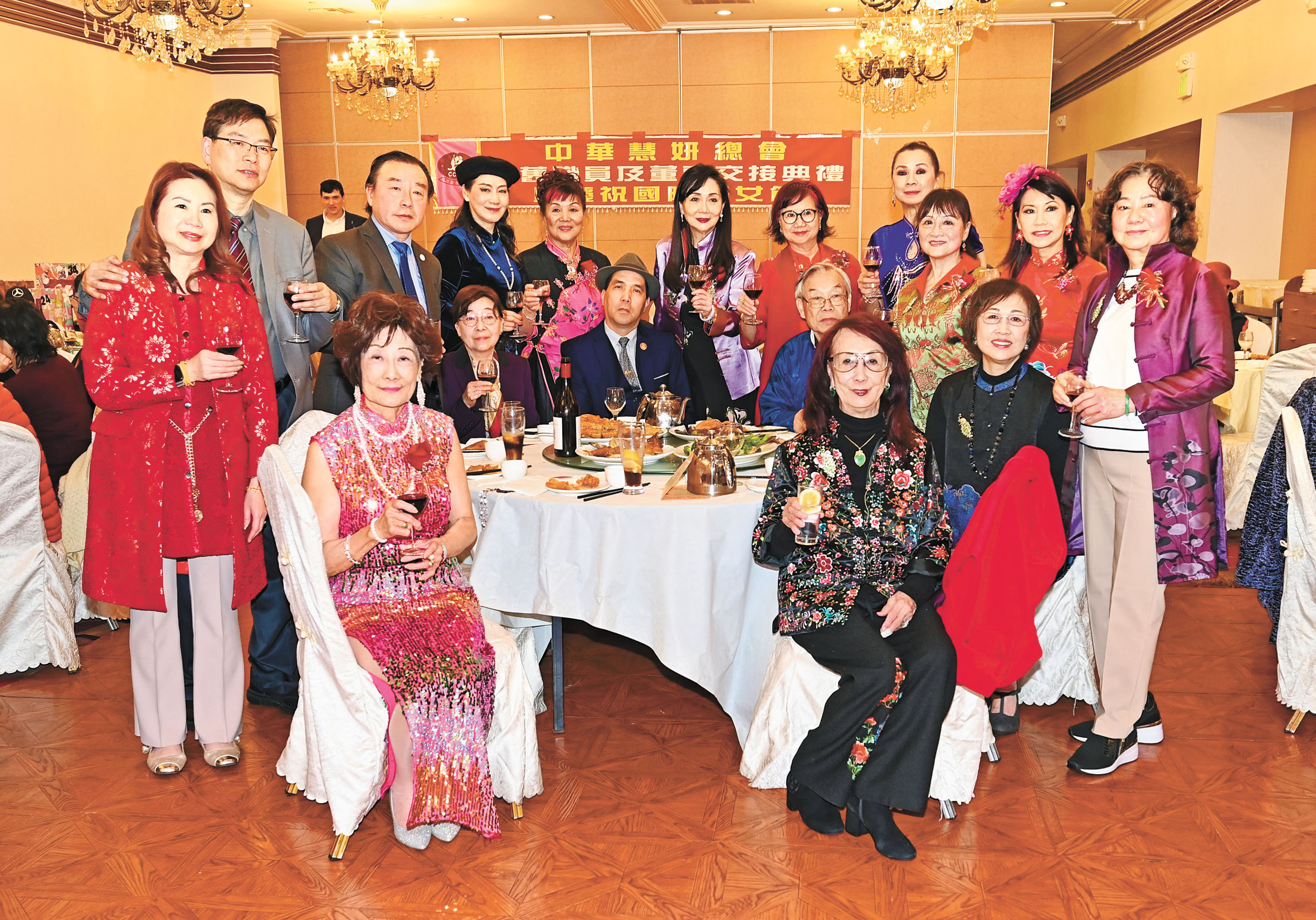 星島日報美西版社長梁建鋒伉儷、副總經理董少英、法官鄧孟詩、郭麗蓮及僑界嘉賓與慧妍總會姊妹們合影。馬紅兵攝