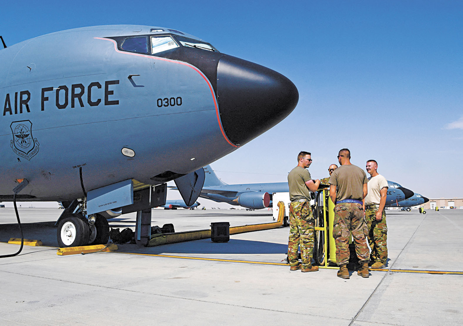 圖為美空軍人員在KC-135加油機外進行飛行前簡報，準備執行空中加油任務。路透社資料圖片