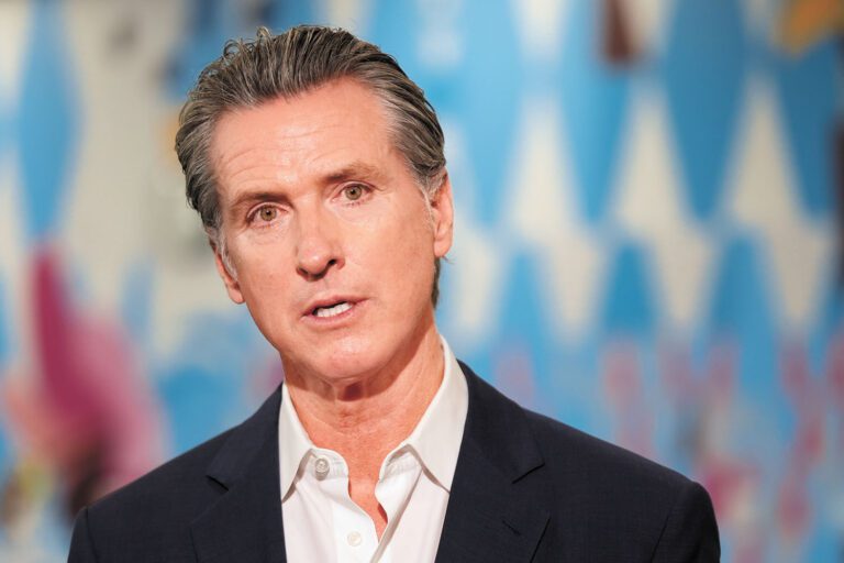 州長紐森2024年為心理健康服務提出64億元發債案。美聯社