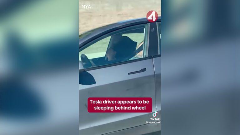 加州Tesla司機高速公路睡死影片瘋傳！乘客也睡翻 網民驚呼玩命