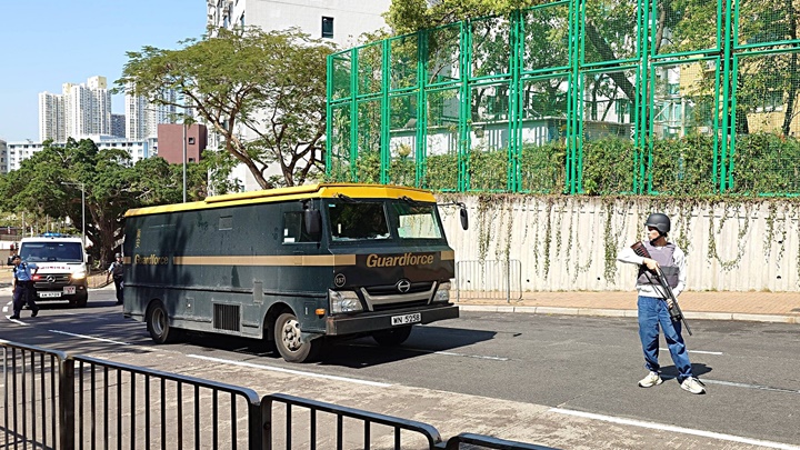 九龍塘P牌車撞押款車 押運員持槍戒備 警調查後稱無可疑