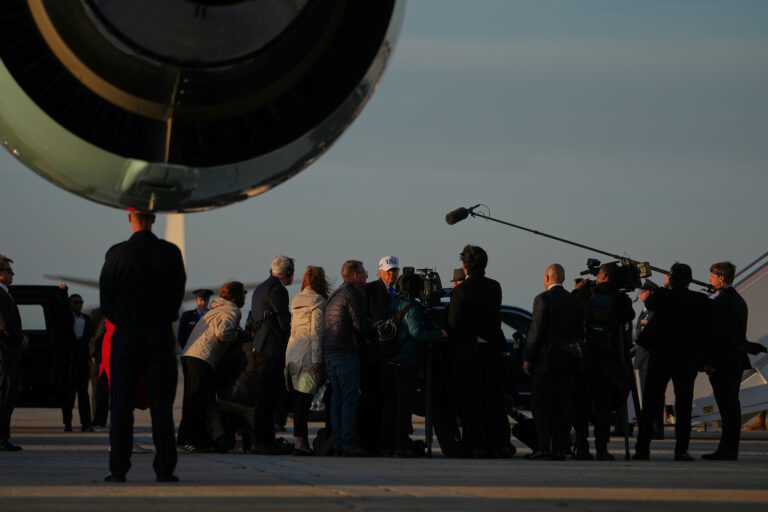 特朗普稱：美軍「完全摧毀」伊朗石油心臟哈爾格島軍事目標