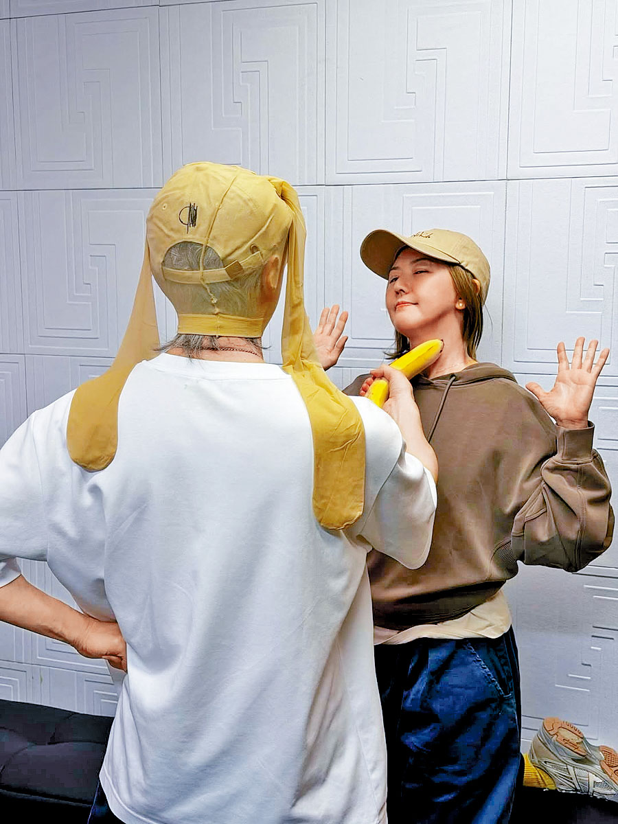 孫燕姿面對著星爺的打劫，一臉驚慌舉手投降。