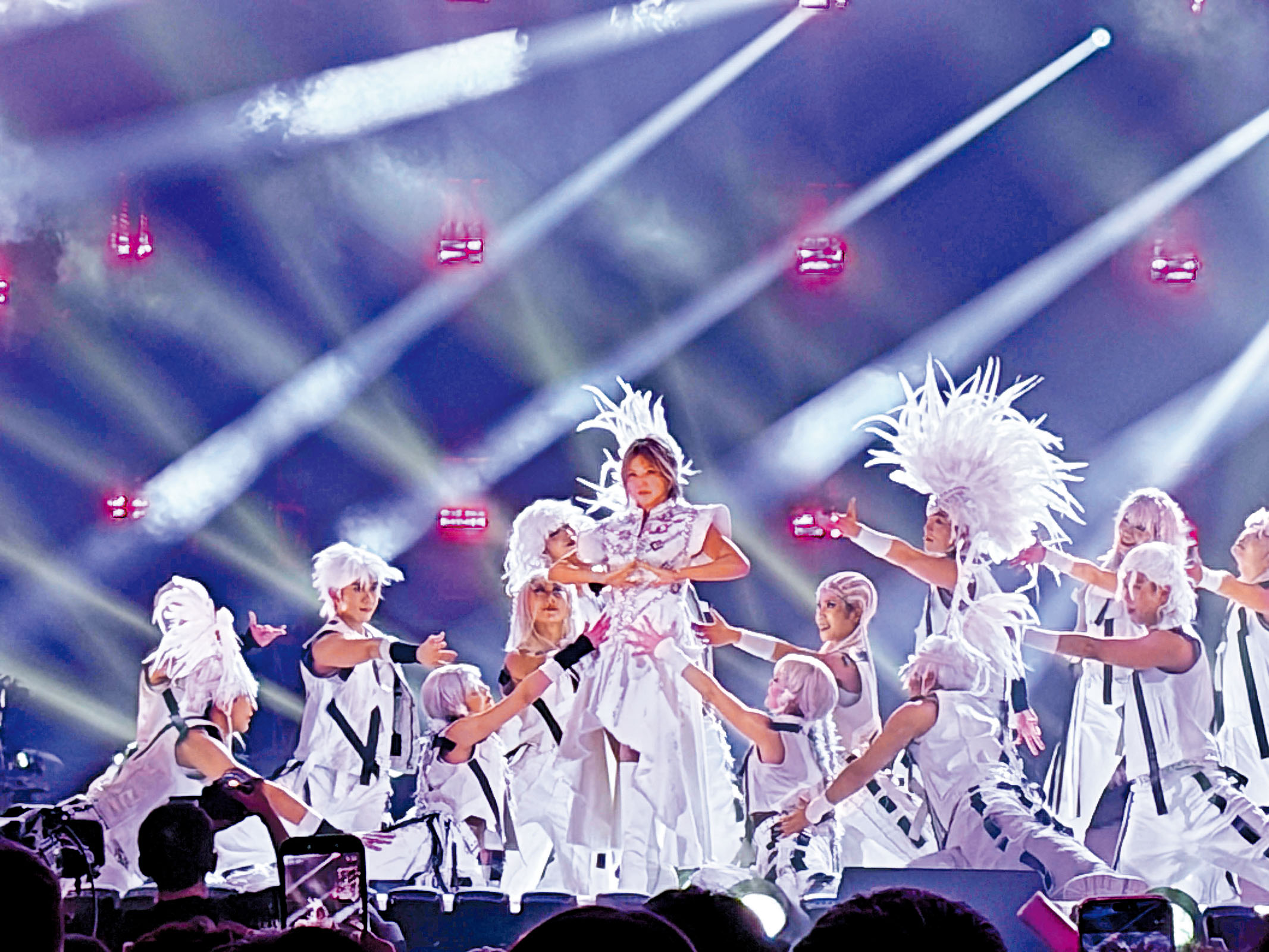 燕姿勁歌熱舞，狀態大勇。