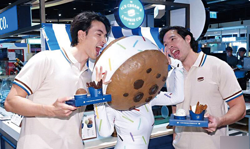 錦榮(左)與Desmond Chiam拍了一張搞怪合影。網上圖片