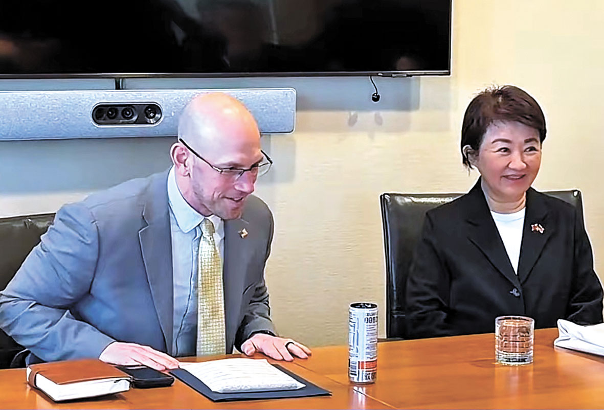 兩位市長相談甚歡。視頻截圖