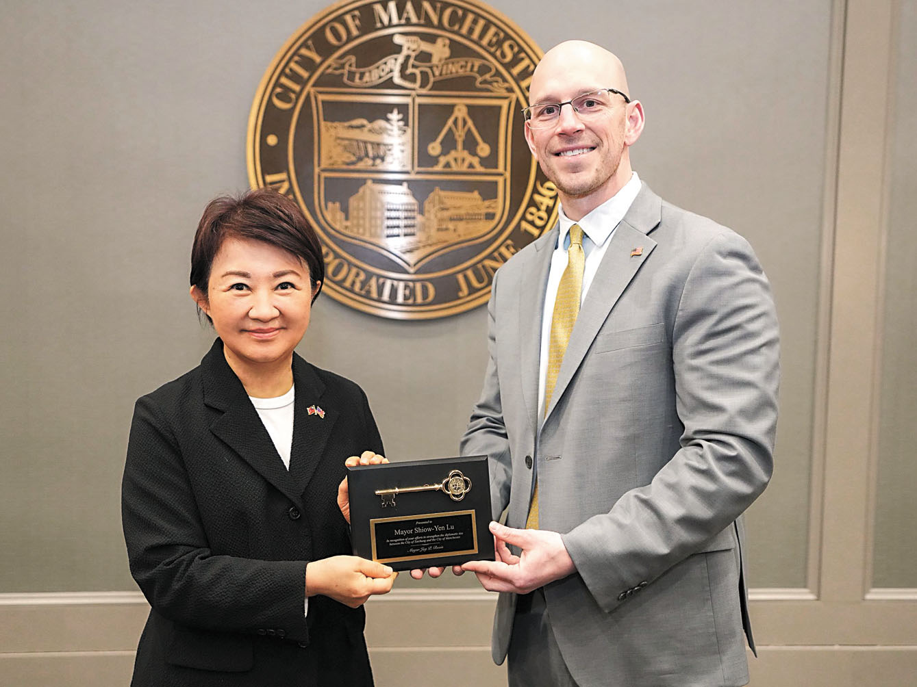 （右起）魯艾斯市長贈送城市鑰匙給盧秀燕。