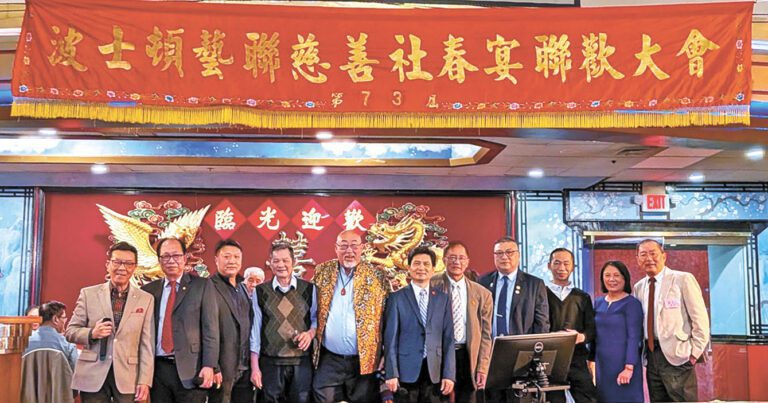 鄭慧民主席（右一）同嘉賓們合唱後合影。 李強攝