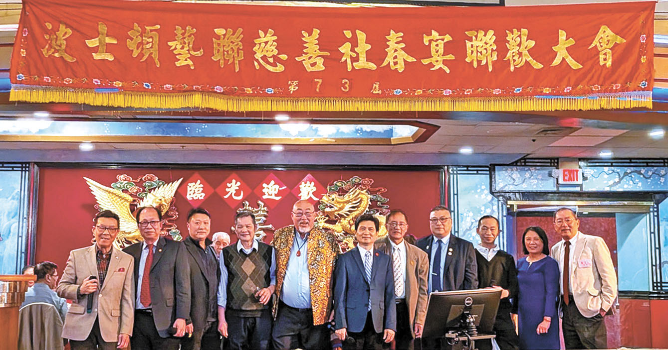 鄭慧民主席（右一）同嘉賓們合唱後合影。 李強攝