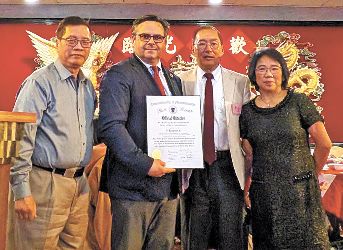 柯林斯參議員（左二）給鄭慧民（右二）、湯偉雄（左一）頒發嘉獎狀。