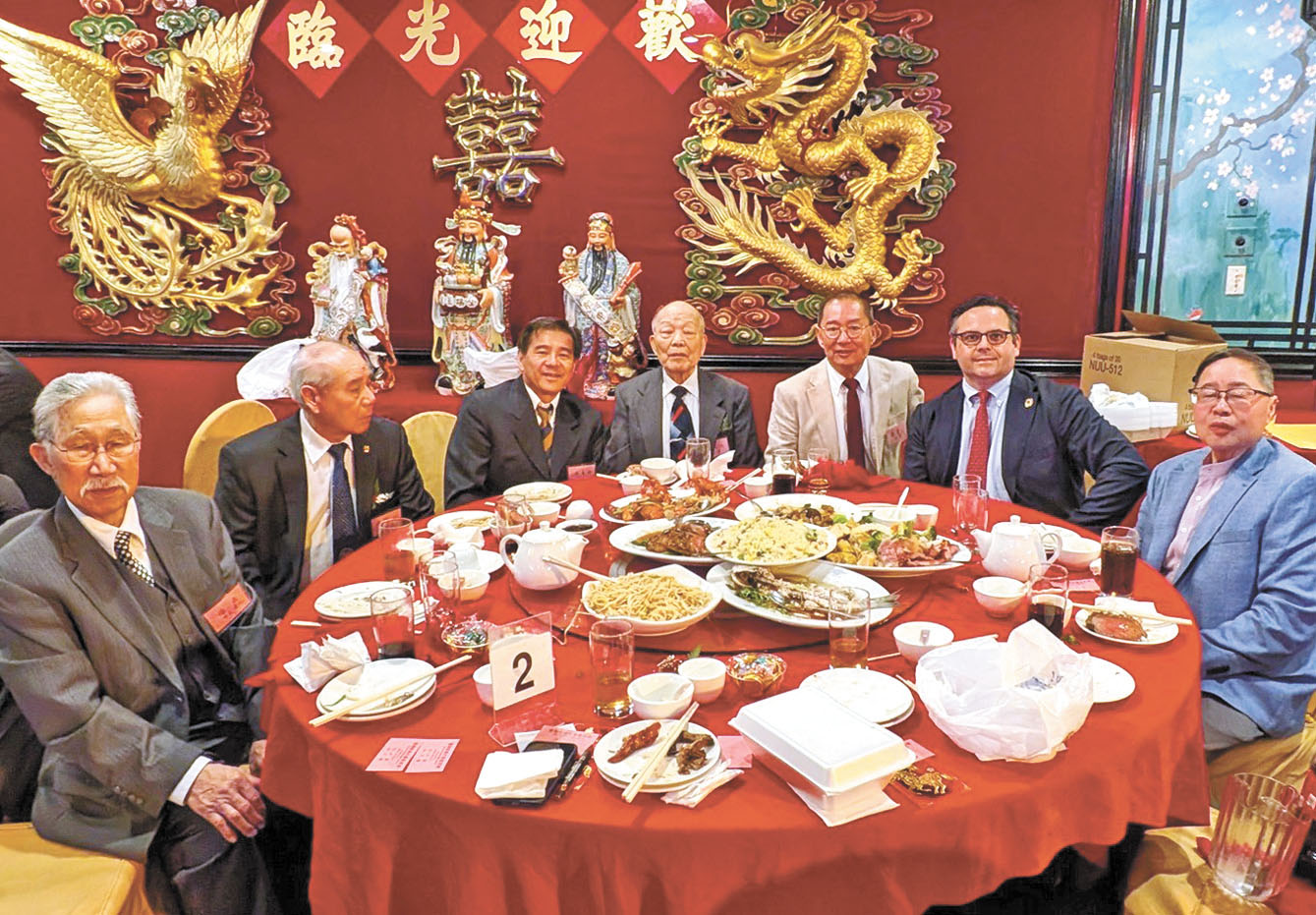 （右起）阮鴻燦、柯林斯、鄭慧民同藝聯元老及嘉賓合影。