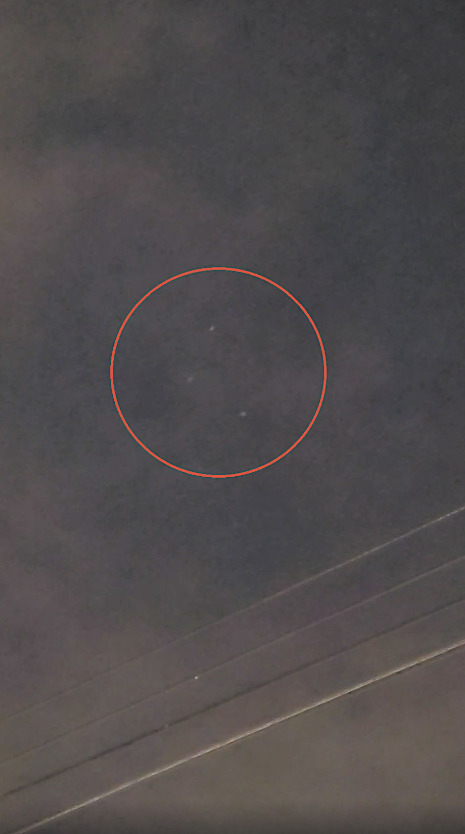 有民眾拍下天空3個神秘發光點盤旋。Reddit Chewy718截圖