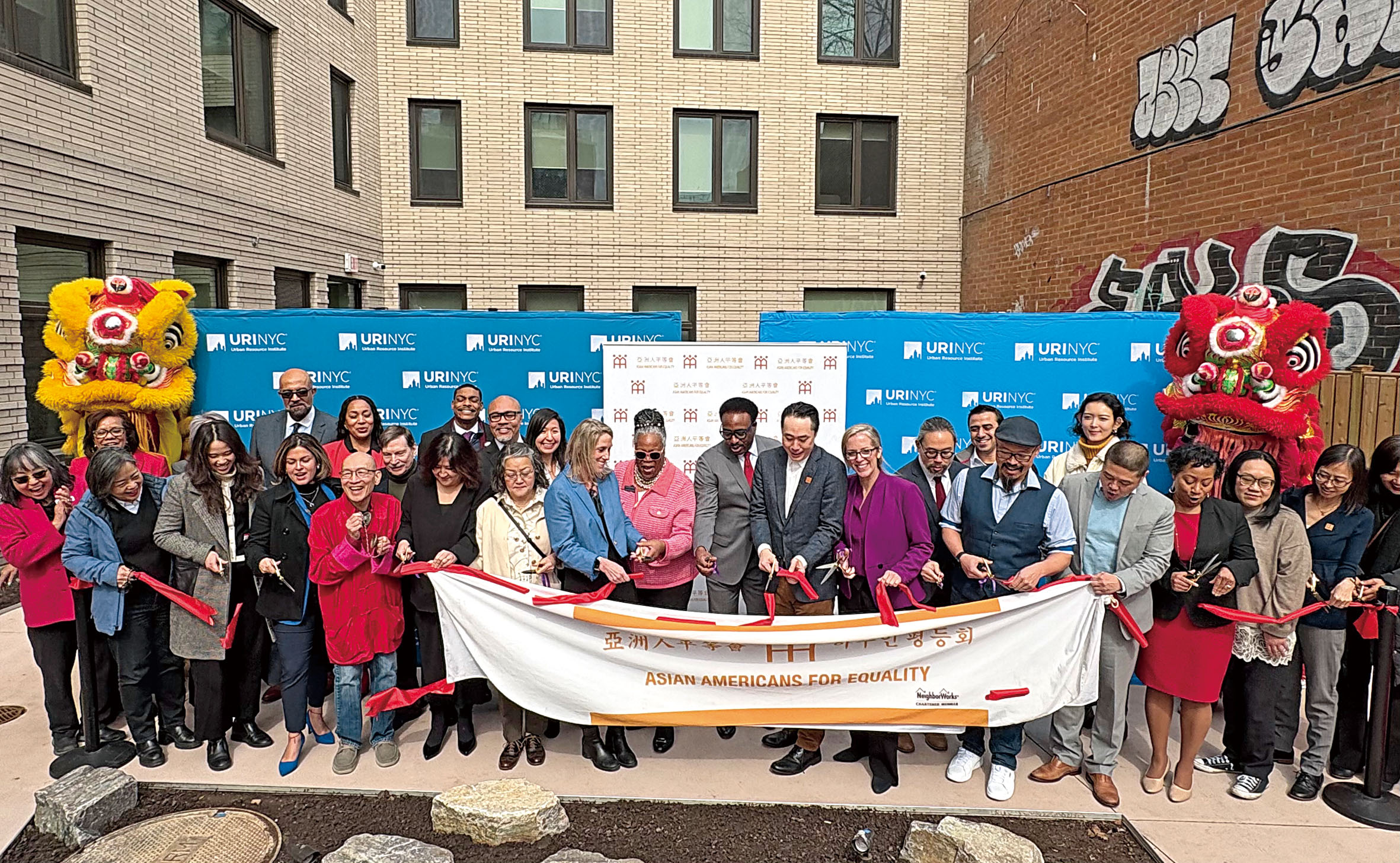 法拉盛的玉蘭園過渡性房屋，來自全市不同族裔服務單位代表見証，傳統醒獅熱鬧氣氛下，剪綵啟用。