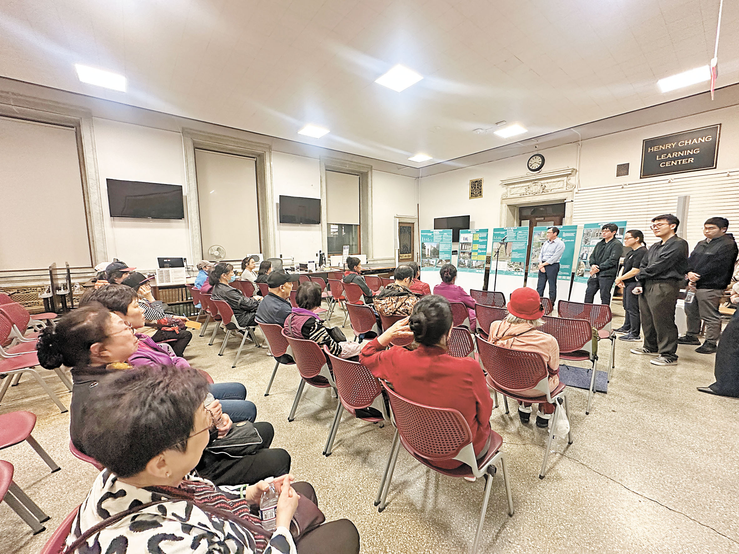 團隊特別安排中文解答會,不少松柏大廈居民提問相關問題。