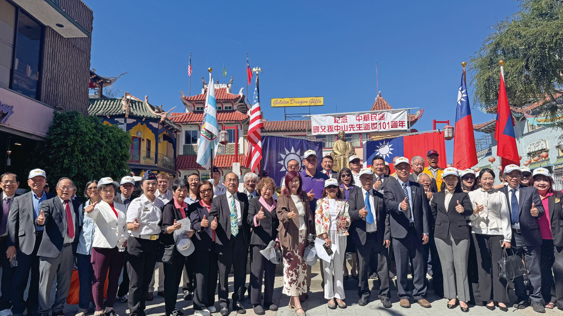 為孫中山銅像敬獻花圈。記者陸新攝