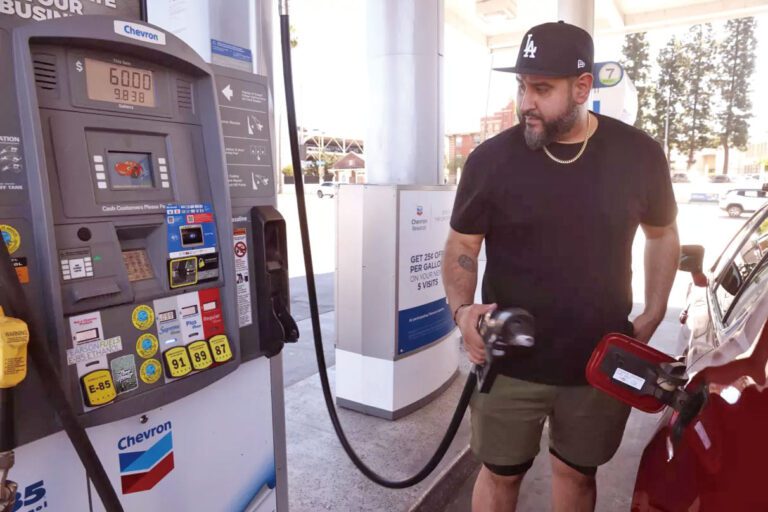 駕車人士12日在Lincoln Heights一間雪佛龍加油站加了60元的汽油。 洛杉磯時報