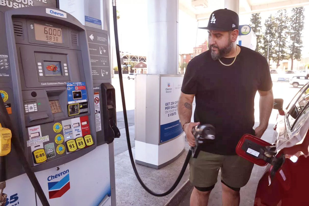 駕車人士12日在Lincoln Heights一間雪佛龍加油站加了60元的汽油。 洛杉磯時報