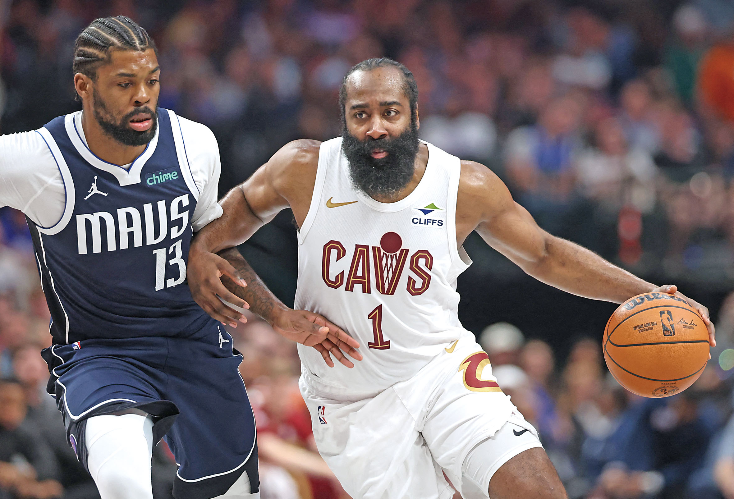 哈登（右）突破對方球員馬歇爾貼身防守組織進攻。路透社