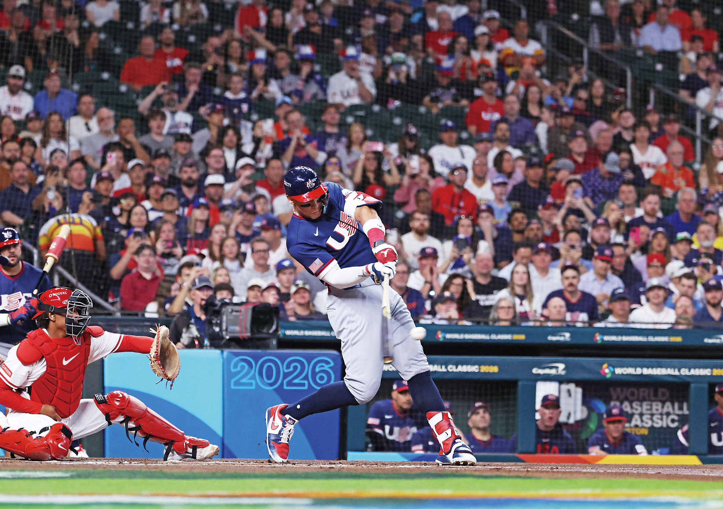 美國隊長賈吉在第一局對陣加拿大的比賽中擊出了一記雙打。路透社